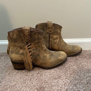 NWOT Womens Fringe Ankle Boots 7